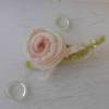 Filzrose weiß zartrosa als Brosche Filzblüte Filzblume gefilzte Rose mit Schleife und Wachsperlen Bild 3