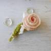 Filzrose weiß zartrosa als Brosche Filzblüte Filzblume gefilzte Rose mit Schleife und Wachsperlen Bild 5