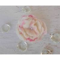 gefilzte Blume Rosenblüte weiß rosa pink mit Wachsperle als Brosche  shabby Bild 1