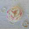 gefilzte Blume Rosenblüte weiß rosa pink mit Wachsperle als Brosche  shabby Bild 2