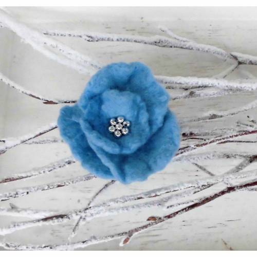 Filzbrosche Filzschmuck Filzblume hellblau mit silbernen Rocaillesperlen