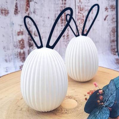 Osterei mit schwarzen Steckohren – Moderne Osterdekoration