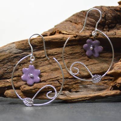Handgemachte Creolen aus Sterling Silber mit lila Emaille-Blüte
