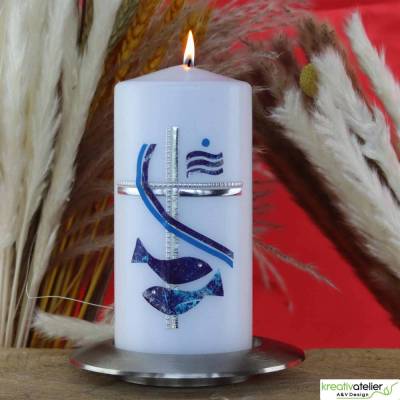 Weiße Konfirmationskerze mit Fischen, Kreuz und Weihwasser – Silber-Blau verziert, personalisierbar