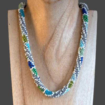 Glasperlenkette, Häkelkette Spirale weiß grau, Rauten blau grün, Halskette 43 cm