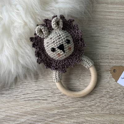 Greifling Rassel Löwe gehäkelt beige braun Holzring