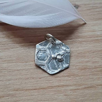 Anhänger Biene mit Bienenwaben, sechseckig, aus 999 Silber