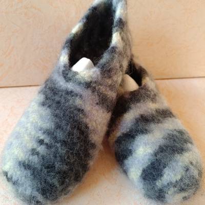 gefilzte Hausschuhe, Gr. 41,  Filzschuhe, Filzpuschen, Hüttenschuhe, Strickfilz, in schwarz-weiß -flieder