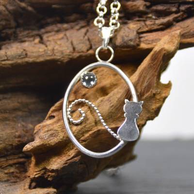 Filigran-Anhänger aus 925 Sterling Silber mit Katze und hellblauem Topas - handgemacht