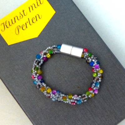 Armband gehäkelt, grau bunt, Glasperlen, 19 cm, Häkelarmband, Magnetverschluss