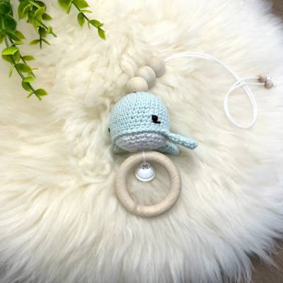 Anhänger Spielbogen Babyschale Mobile Wal mint weiß mit Glöckchen und Holzring 