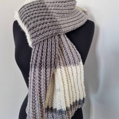 Handgestrickter Schal in verschiedenen Grau-Tönen, Winterschal