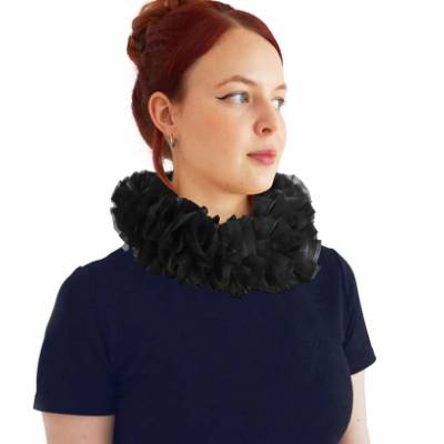 SCHWARZE HANDGEMACHTE HALSKRAUSE aus upcycling Stoff + bestickter Perlen-Kugel, Vintage Seiden-Soutache-Band + Knopf