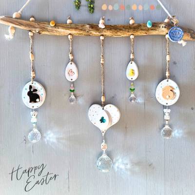 Osterdeko für Fenster hängend, mit handgefertigter Keramik und Sonnenfänger Kristallen, Osterdeko skandinavisch