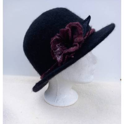 Eleganter Hut in Schwarz strickgefilzt mit handgefilzter Filzblüte und Hutband