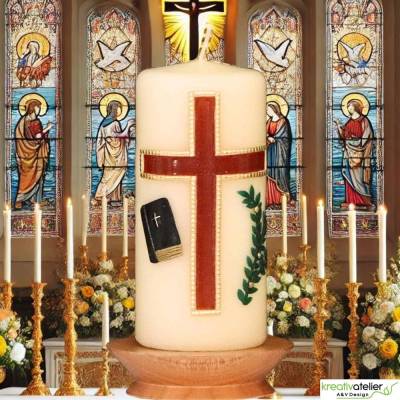 Konfirmationskerze in Elfenbein mit braunem Kreuz & Bibel – Optional mit Konfirmationsspruch