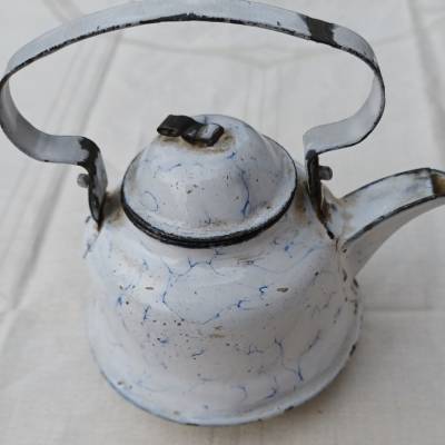 Alter Wasserkessel für den Kinderherd aus Emaille