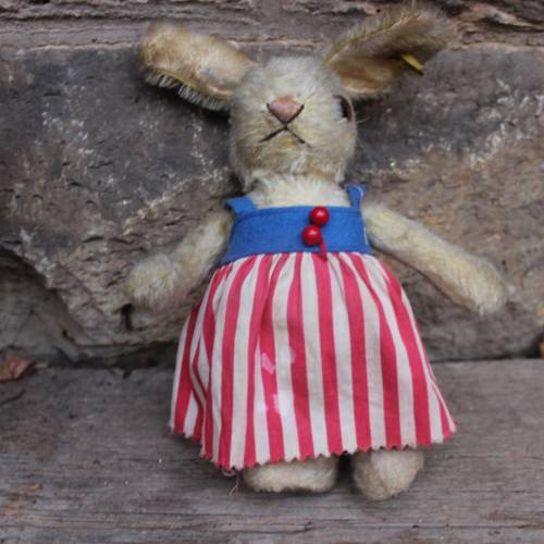 Seltenes STEIFF Hasen Mädchen Yella mit Knopf und Fähnchen Original Kleid 1964 bis 1967