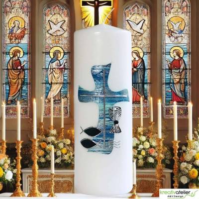 Weiße Konfirmationskerze mit blau-silbernem Kreuz, Fischen, Wellen & Kelch – personalisierbar