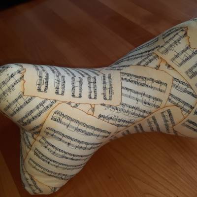 Leseknochen mit Notenblättern – Musik Nackenkissen für Musikliebhaber aus Baumwolle, 28 cm