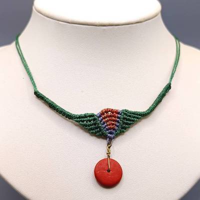 Makramee Kette in grün mit Farbakzenten in metallic orange und blau sowie einer Holzscheibe als Anhänger