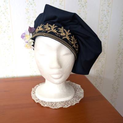 Regency Barett aus dunkelblauem Baumwollsatin mit Goldstickerei