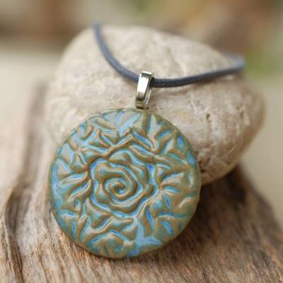 Große Keramik-Kettenanhänger an Baumwollketten - schönes Geburtstagsgeschenk