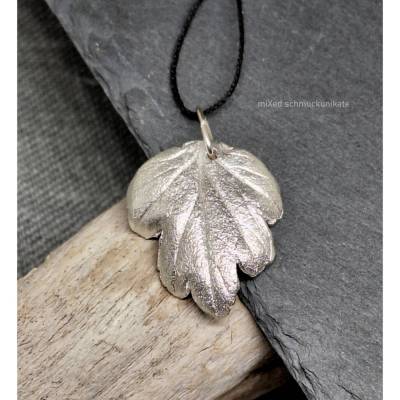 Kettenanhänger aus Silber kleine Chrysantheme