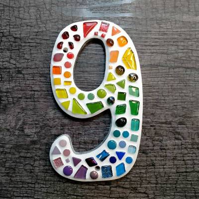 Hausnummer 9 als handgefertigte Mosaikkunst – individuelles Glasmosaik Unikat