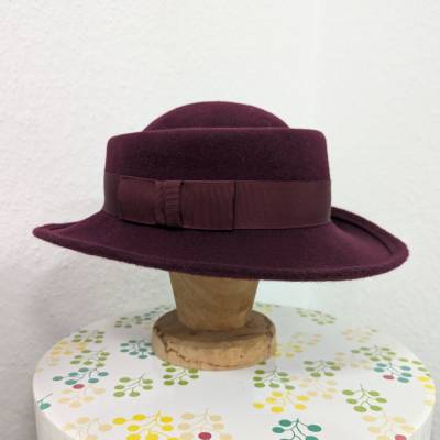 Filzhut mit asymmetrischem Rand Bordeaux