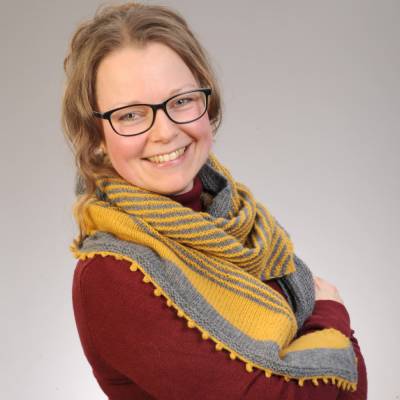 asymmetrisches gestricktes Dreiecktuch in zwei Farben