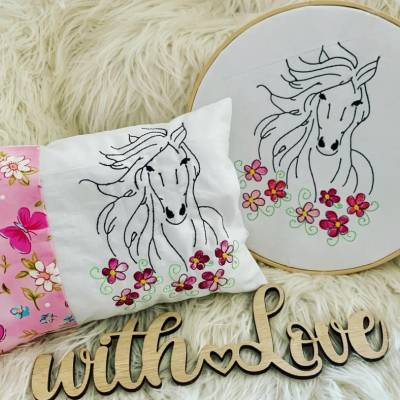 Stickdatei Pferdekopf mit Blumen – Set 871 Outline Pferd, Doodle, Equidenpass Schutzhülle