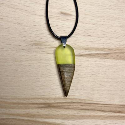 #139 Kette mit Holz & Harz Anhänger lime spitz