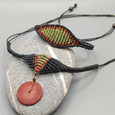 Makramee Schmuckset bestehend aus Kette und Armband in schwarz mit Farbakzenten und Anhänger aus Holz