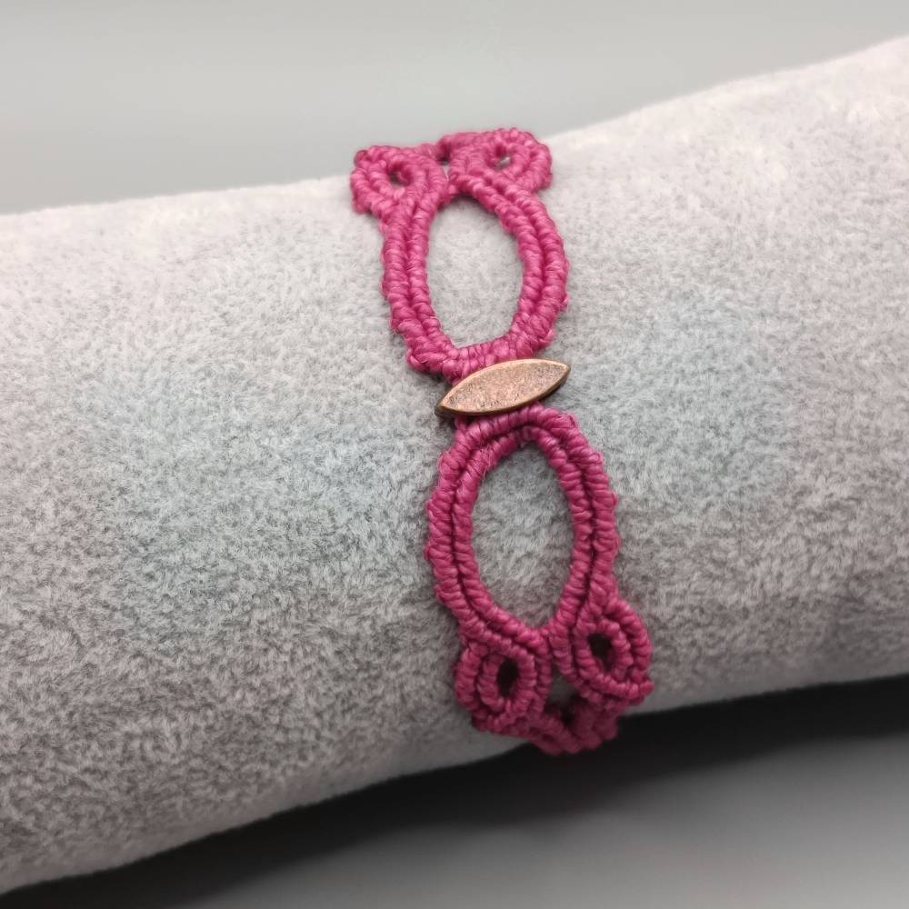 filigranes Makramee Armband in der Farbe beere mit kupferfarbener Metallperle Bild 1