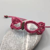 filigranes Makramee Armband in der Farbe beere mit kupferfarbener Metallperle Bild 2