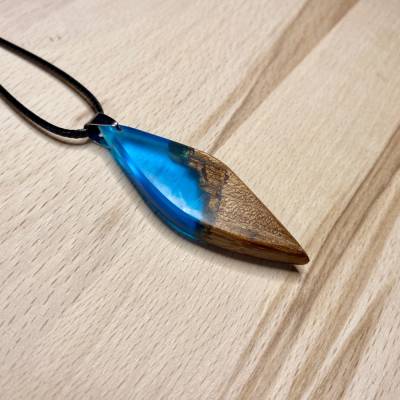 #140 Kette mit Holz & Harz Anhänger blau