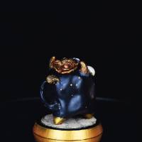 Süße Blüten Dämon Figur hand modelliert und bemalt im ägyptischen Granit Stil Desk Buddy Bild 6
