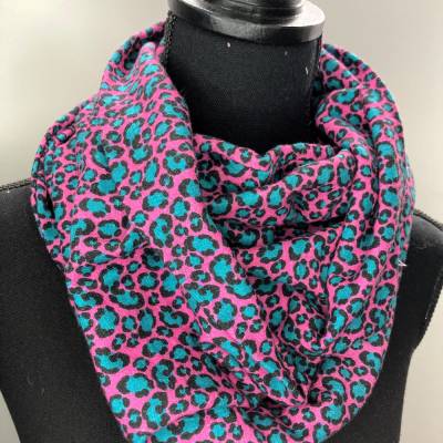 Musselin Loop, Damen Loop, Doppelt, petrolfarbenes Leomuster auf Pink.