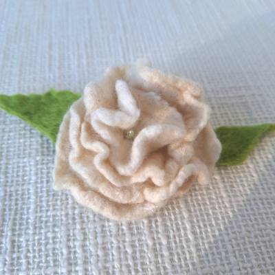 Filzblume in weiß mit Anstecknadel als Brosche  tragbar