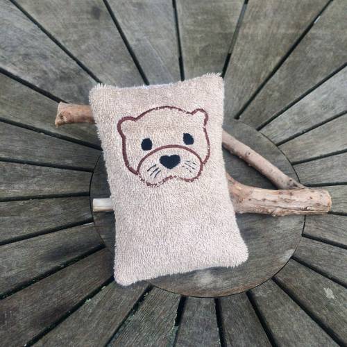 WärmeKissen Otter Stickdatei ITH mit Inlett 13x18 16x26 18x30 Kirschkernkissen Dinkelkissen Kissen Wärmekissen