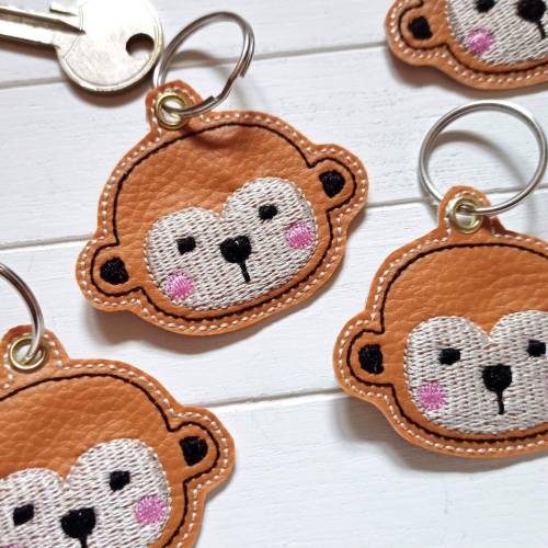 Affe Schlüsselanhänger gestickt auf braunem Kunstleder, Anhänger Rucksack Taschenbaumler Geschenk
