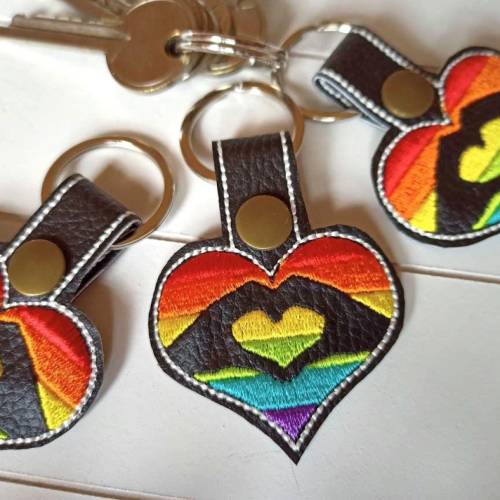 Schlüsselanhänger Regenbogen Herz LGBTQ Pride, Taschenbaumler auf Kunstleder gestickt, bunt, Anhänger