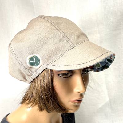  freche Wende-Kappe aus hellem Baumwollstoff, mit Appl., kompl. gef. mit weichem Jersey im Outdoor-Muster