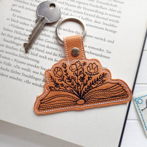 Schlüsselanhänger Buch gestickt auf Kunstleder braun, Taschenanhänger Geschenk Buchfreund Leseratte