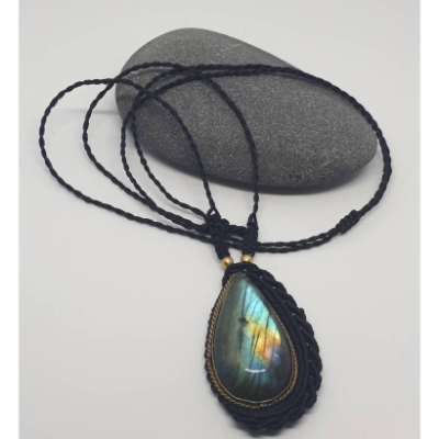 Makramee-Kette mit asymetrischem Labradorit-Anhänger – Handgefertigtes Unikat