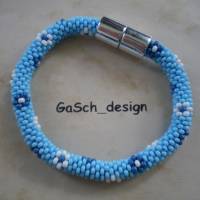 Häkelarmband, gehäkeltes Perlenarmband * Blaue Blümchenwiese Bild 1