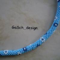 Häkelarmband, gehäkeltes Perlenarmband * Blaue Blümchenwiese Bild 2