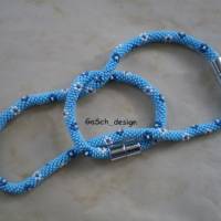 Häkelarmband, gehäkeltes Perlenarmband * Blaue Blümchenwiese Bild 3