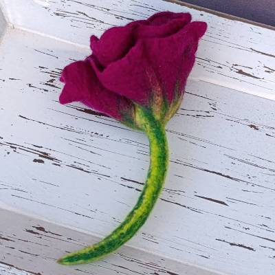 BLÜTE FILZ/KUNSTBLUME, Naturmaterial Wolle, Brombeere/Grün, Handarbeit, Einzigartig, Dekorationsartikel & Accessoires
